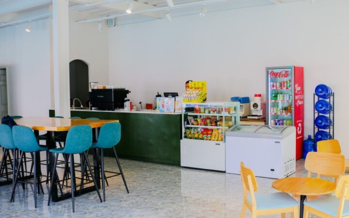 Philinterのプールサイドにあるカフェと売店