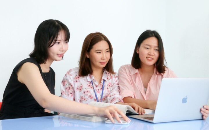 Philinterの学生がパソコンを使って課題に取り組む様子