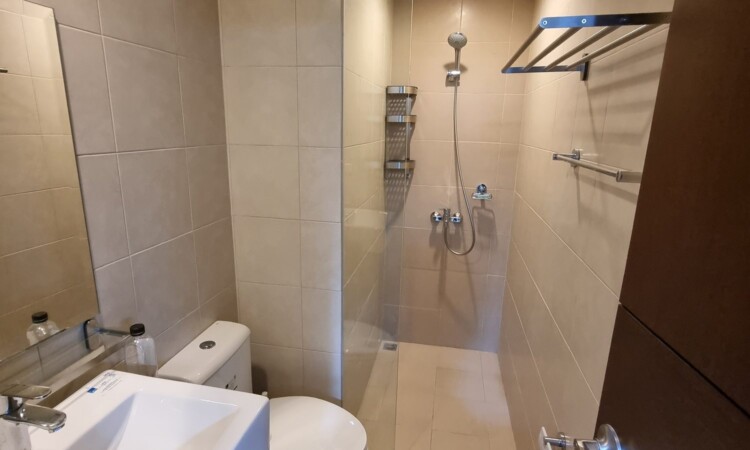 PIAの部屋のバスルーム。温水シャワーと洗面台