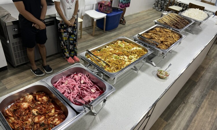 PIAの食堂のビュッフェ。キムチや炒め物など数種類のおかずが並ぶ
