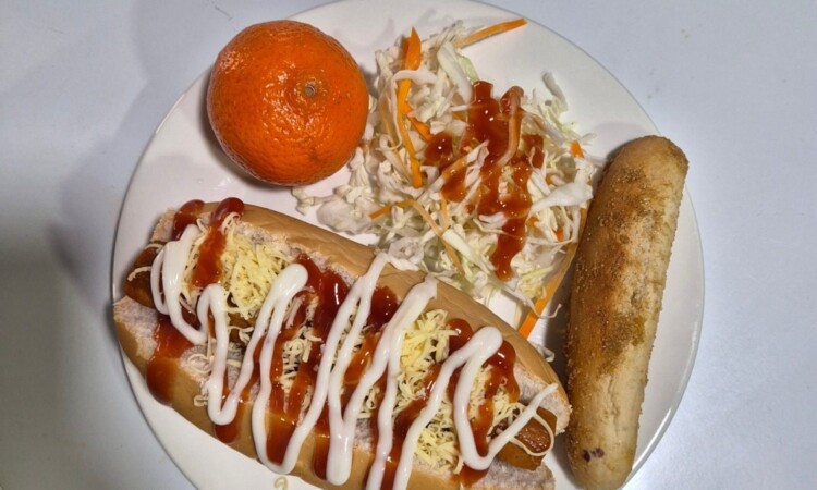 PIAの朝食。ホットドッグとサラダ、みかん