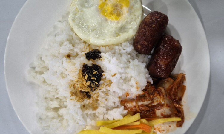 PIAの朝食。ご飯と目玉焼き、ソーセージ、キムチ