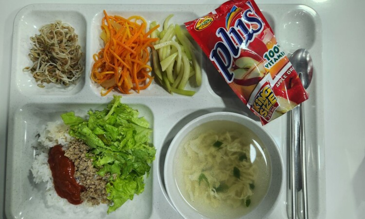 PIAの夕食。野菜のおかず・ヨーグルト飲料・ご飯・スープのトレー
