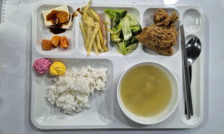 PIAの昼食。ご飯とスープ、から揚げ、野菜炒めのトレー