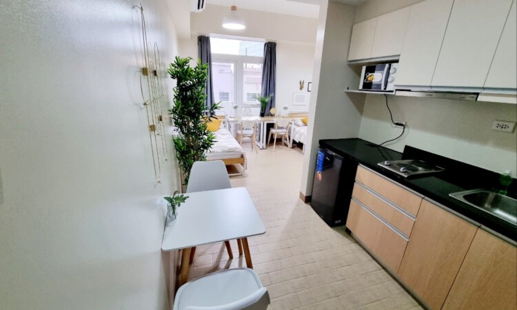 PIAの2人部屋。手前にキッチン、奥にシングルベッド2台と机がある