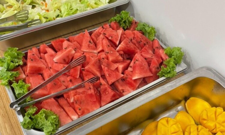 PILAの食事（サラダとフルーツ）