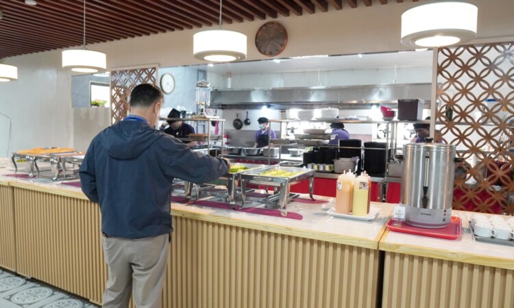 ビュッフェ形式で食事をとるPINESメイン校の留学生