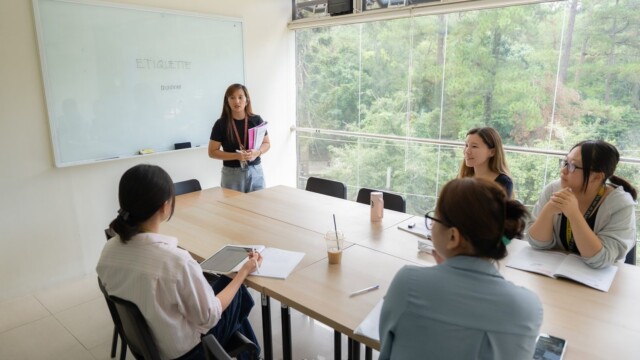 PINESメイン校3階のラウンジで話す留学生