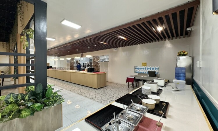 PINESメイン校のダイニングとドリンクコーナー