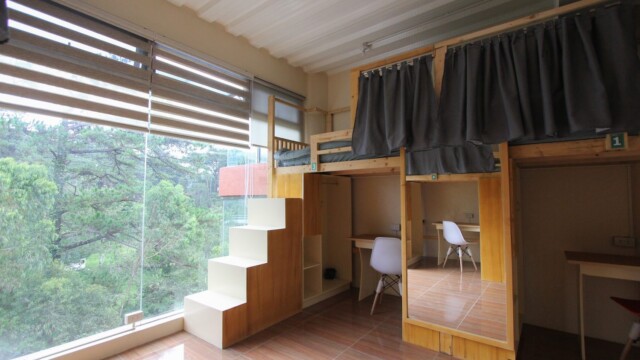 ロフト式ベッドと学習机があるPINESメイン校の4人部屋