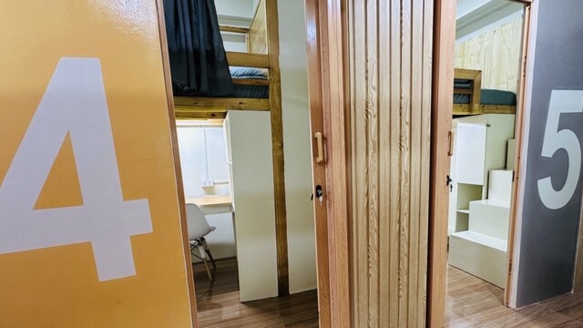鍵付き半個室が並ぶPINESメイン校の5人部屋Solo