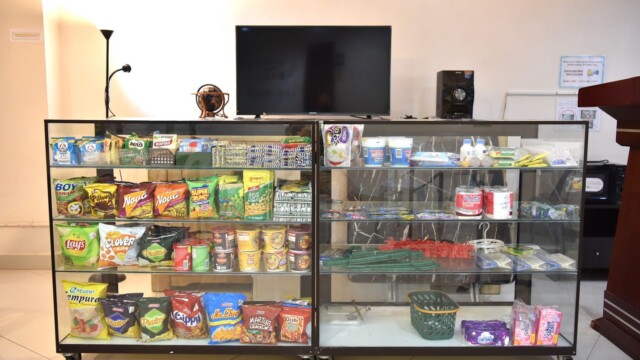 Stargateの校内売店。お菓子や飲み物、日用品が買える