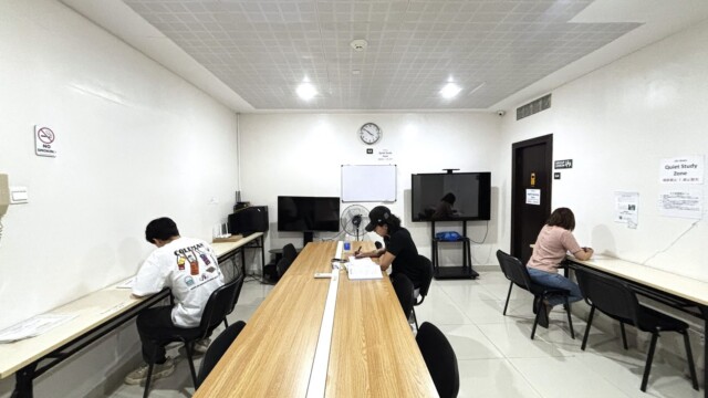 Stargateの自習室で勉強する留学生。24時間使える