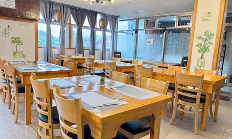 WALESのカフェテリアの座席