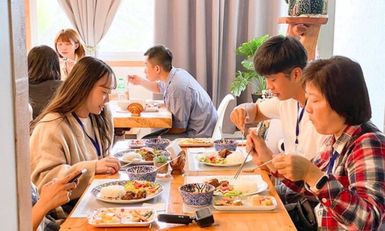 WALESのカフェテリアで食事をする学生