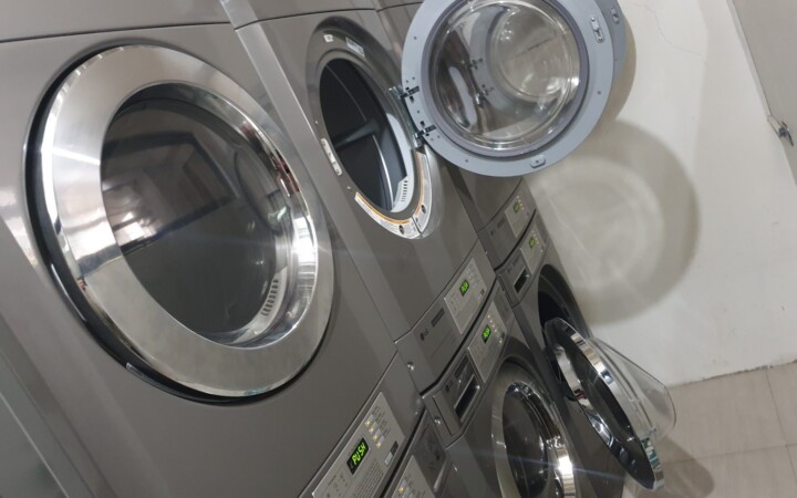 We Academyの校舎内のランドリールーム（業務用の洗濯機と乾燥機）