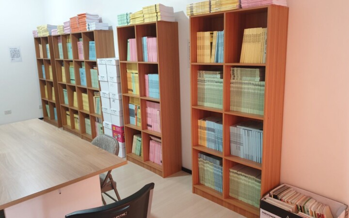 We Academyの図書室（教材と参考書の本棚）