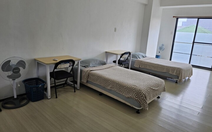 We Academyの2人部屋（机と扇風機）