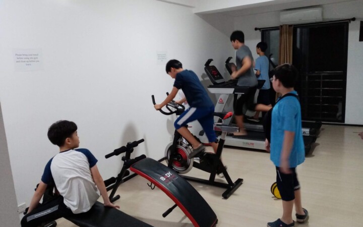 We Academyのジムで運動する留学生