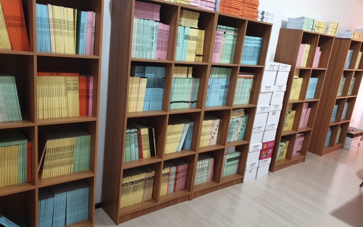 We Academyの図書室の本棚