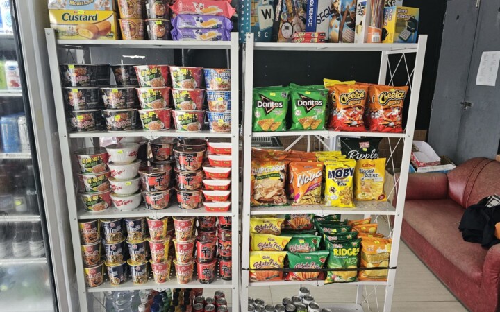 We Academyの売店の棚（お菓子・カップ麺）