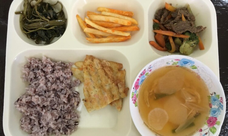 We Academyの食事（ご飯・野菜炒め・魚のフライ・スープ）