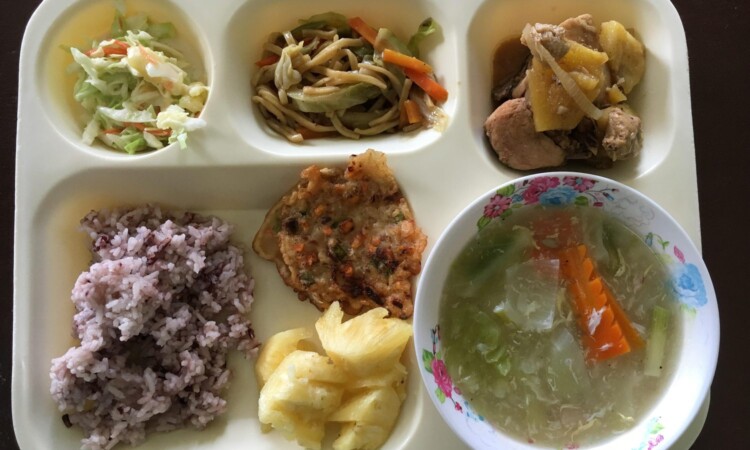 We Academyの食事（雑穀ご飯・煮物・野菜スープ）