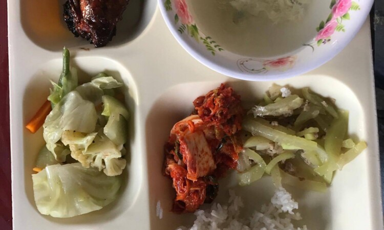 We Academyの食事（ご飯・野菜のあえもの・煮物）
