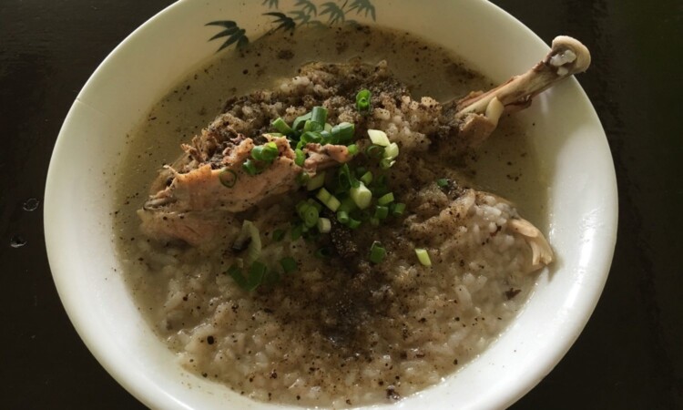 We Academyの食事（鶏肉のおかゆ）