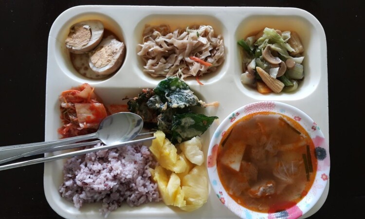 We Academyの食事（雑穀ご飯・チキン・野菜・スープ）