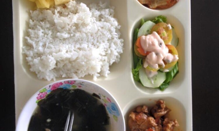 We Academyの食事（ご飯・海苔・きゅうり・エビ）