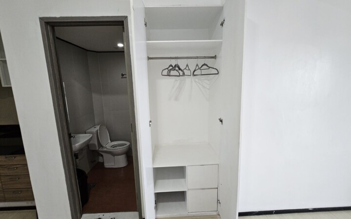 We Academyのお部屋のクローゼットとバスルームの入口