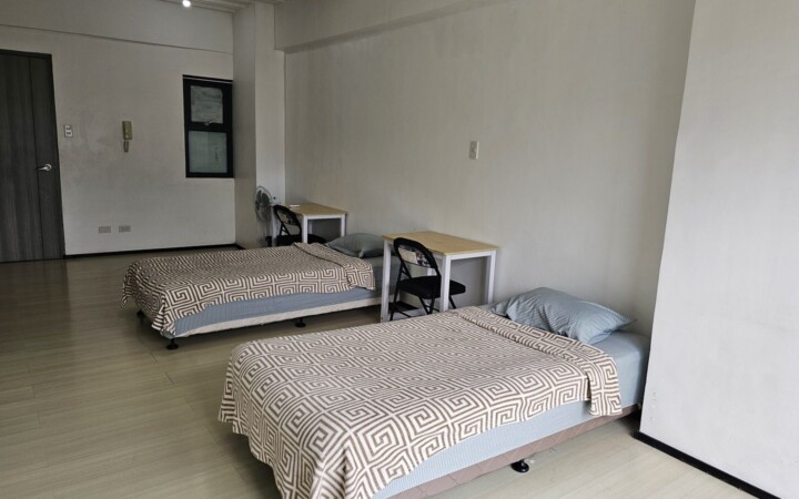 We Academyの2人部屋（シングルベッド2台と机2つ）