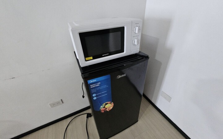 We Academyの1人部屋に備え付けの冷蔵庫と電子レンジ
