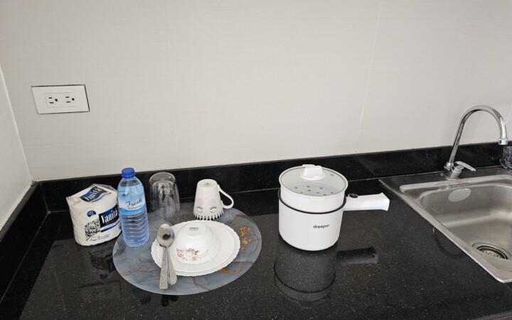 We Academyの1人部屋の流し台と電気調理器