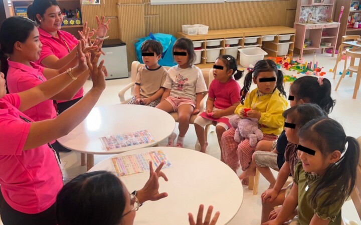 SMEAG エンカントの幼児クラス（Play School）で先生と手遊びをする子どもたち
