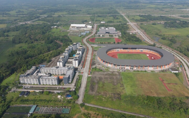 WALES NCAの学生寮と陸上競技場を上空から見たニュークラークシティ