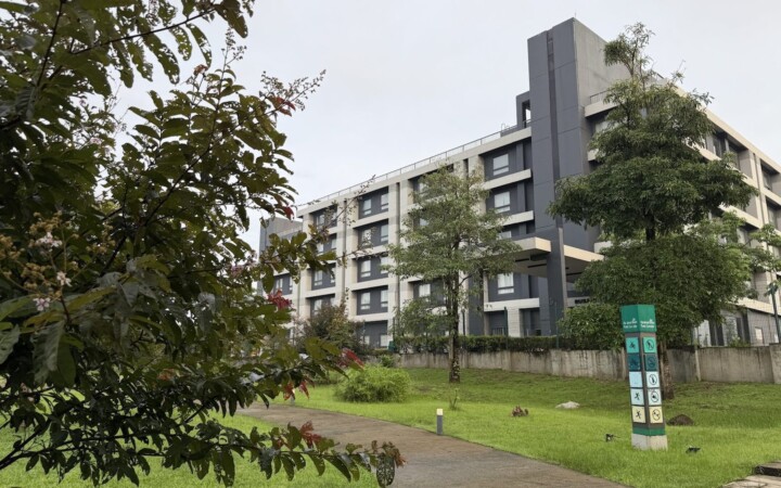 WALES NCAの学生寮の建物と緑の多い敷地