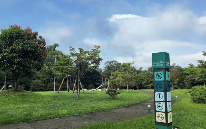 WALES NCAの近くにある公園の遊歩道と案内板