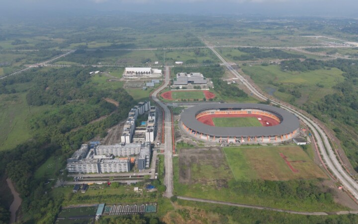ニュークラークシティを上空から見たWALES NCAの学生寮と陸上競技場