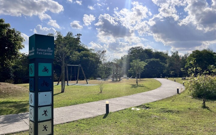 WALES NCAの近くの公園の遊歩道