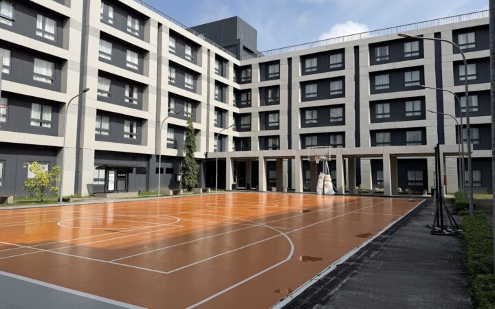 WALES NCAの学生寮の中庭にあるバスケットボールコートと寮の建物